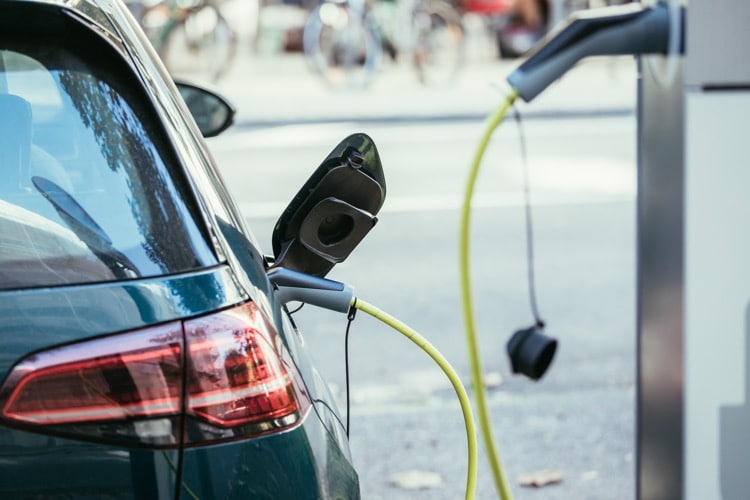 E-Auto_an_einer_Ladestation
